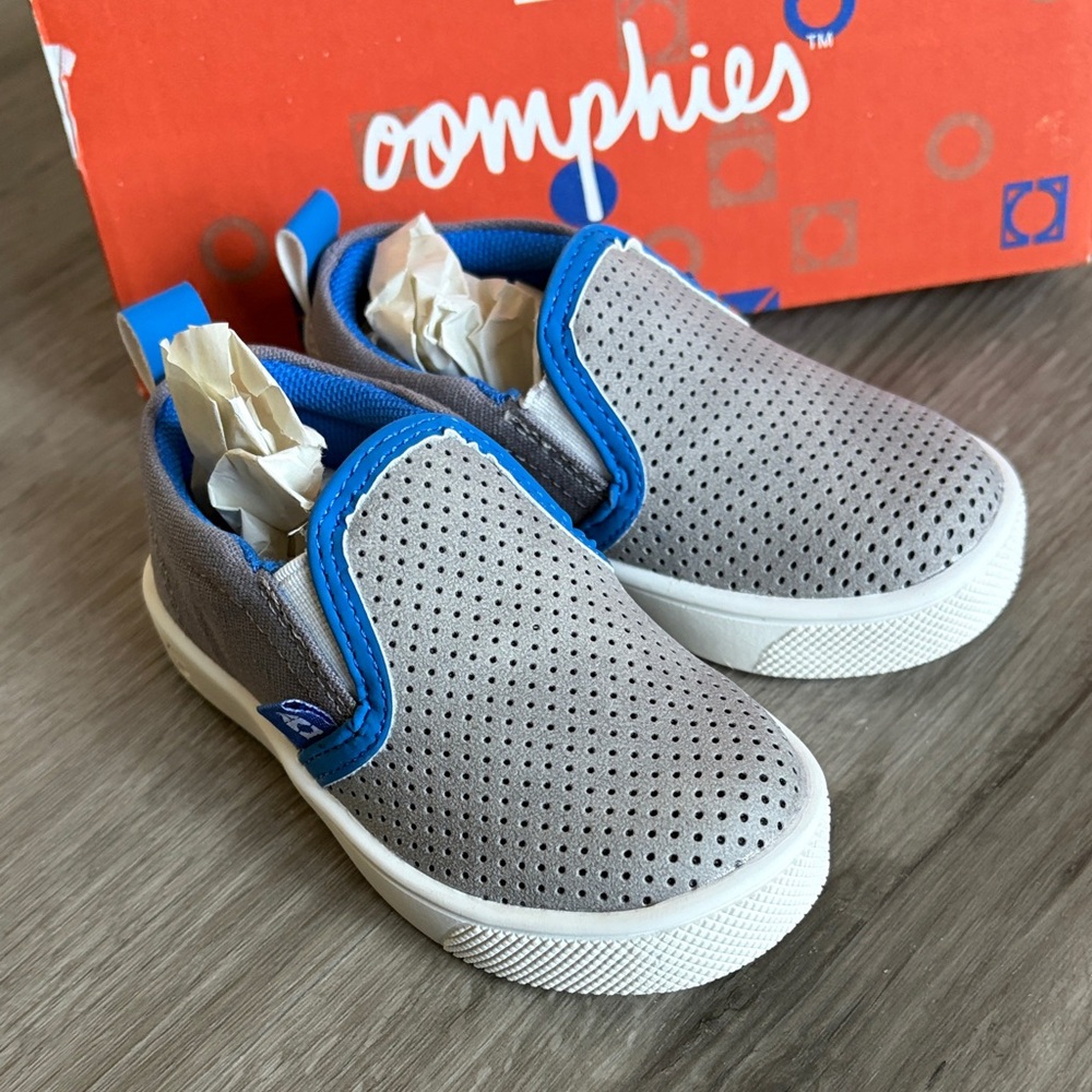 Oomphies Kids Gray and Blue Slip-On Sneakers